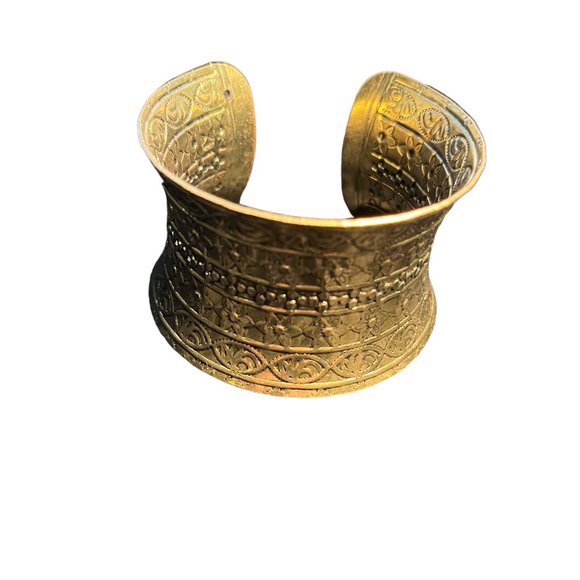 CUFF BRACELET Gold Metal 2 1/2" Wrist Size Flowers 1 1/2" Wide - Picture 1 of 9